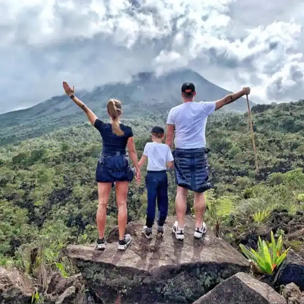 Scenic relaxation area for families and couples in La Fortuna